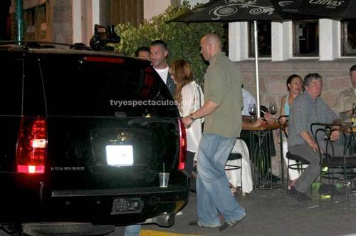  Miley - Out to رات کے کھانے, شام کا کھانا in Mexico City, Mexico (25th May 2011)