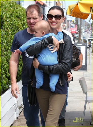  Miranda Kerr: Family Lunch with Flynn!