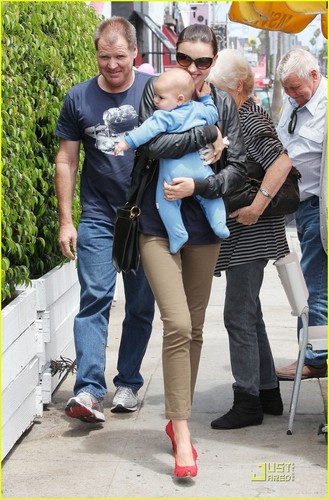  Miranda Kerr: Family Lunch with Flynn!