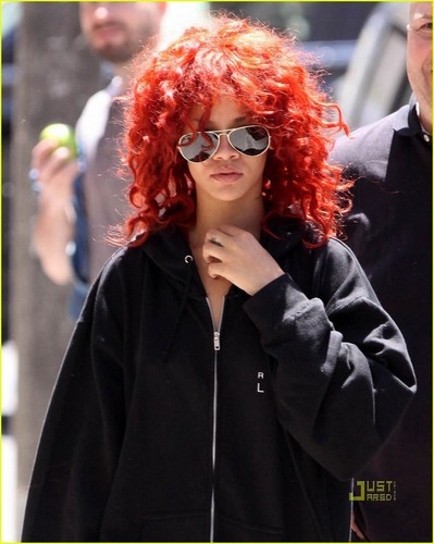  Rihanna: Navy switer lengan panjang, kaus in Toronto!