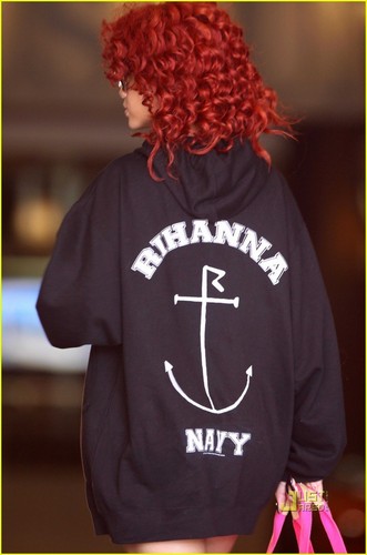  Rihanna: Navy switer lengan panjang, kaus in Toronto!