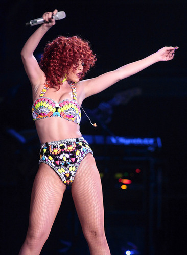  Rihanna: sexy performance in Baltimore, Jun 4