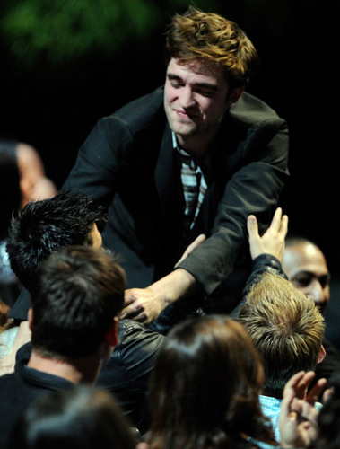  Robert Pattinson & Taylor Lautner किस at एमटीवी Movie Awards