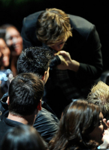 Robert Pattinson & Taylor Lautner Kiss at MTV Movie Awards