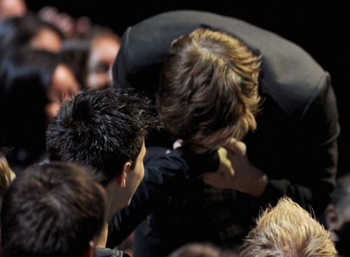  Robert Pattinson & Taylor Lautner চুম্বন at এমটিভি Movie Awards