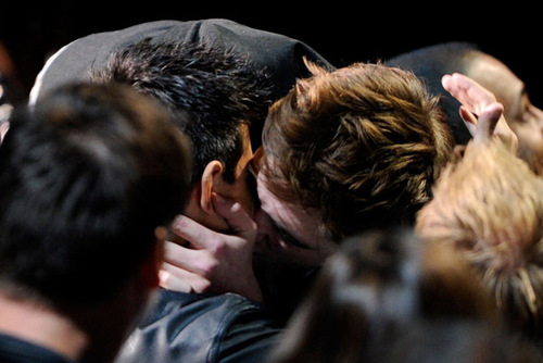  Robert Pattinson & Taylor Lautner 吻乐队（Kiss） at 音乐电视 Movie Awards