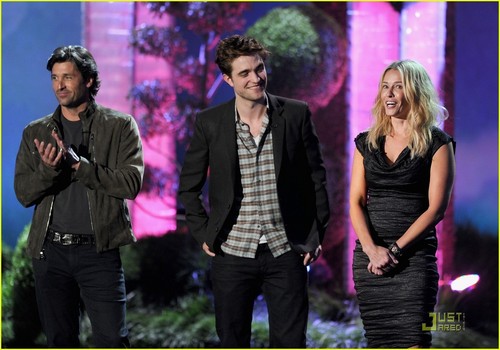  Robert Pattinson & Taylor Lautner halik at MTV Movie Awards