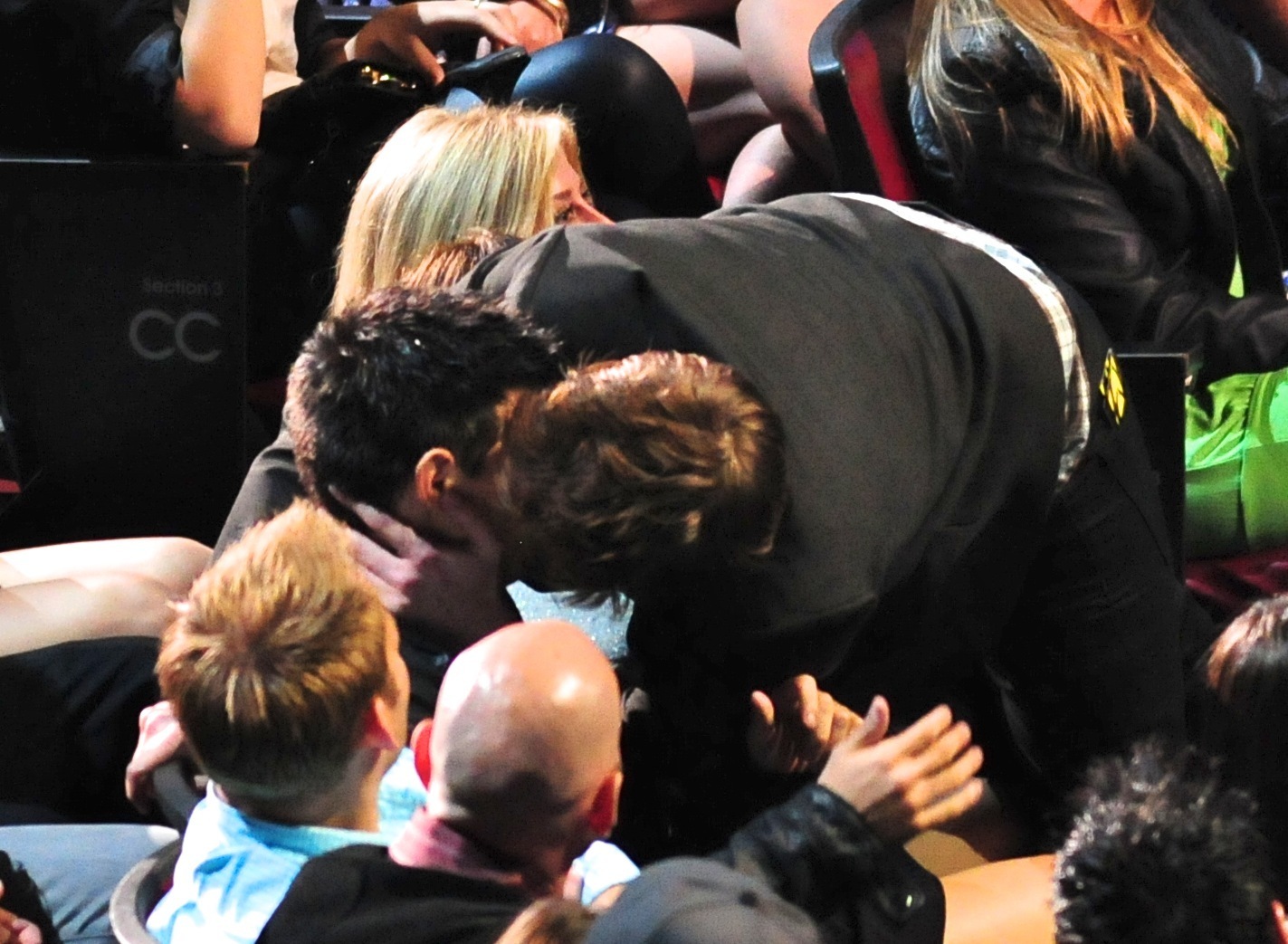 Robert and Taylor kiss at MMA 2011