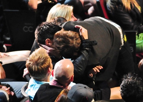  Robert and Taylor ciuman at MMA 2011