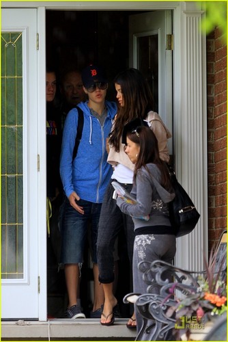 Selena Gomez & Justin Bieber: To Grandparents' House We Go!