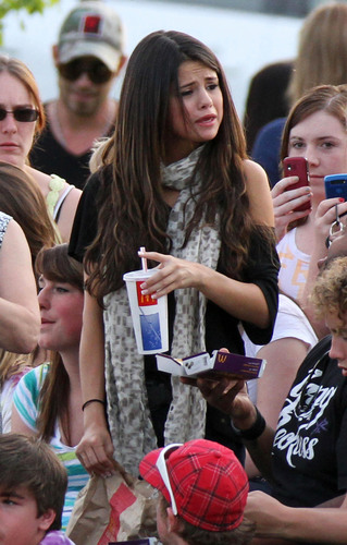  Selena - Watching Justin Bieber's ফুটবল Game In Stratford, Ontario - June 03, 2011