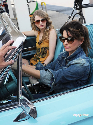  Shania Twain & Taylor rapide, swift Recreate “Thelma & Louise” For CMT musique Awards