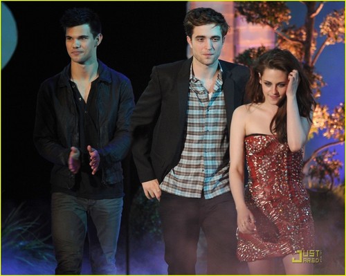  The Twilight Saga: Eclipse Wins 5 音乐电视 Movie Awards!