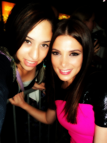  ew 粉丝 pic with Ashley Greene at the CFDA awards