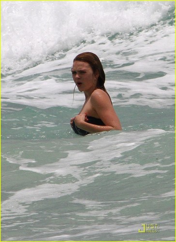  Aimee Teegarden: Back To The Beach!