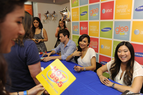  Autographs of Glee Live Tour in Alexandria