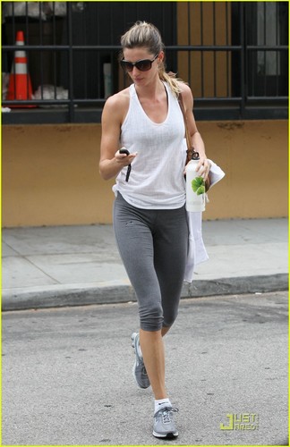  Gisele Bundchen wakes up early for a morning workout at her local gym on Saturday (June 11)