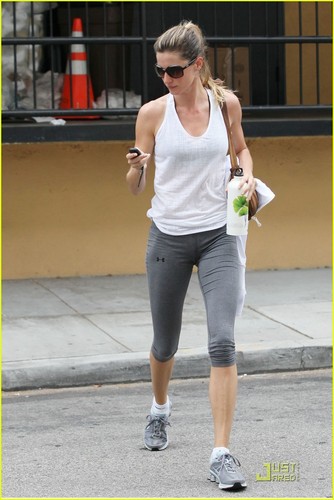  Gisele Bundchen wakes up early for a morning workout at her local gym on Saturday (June 11)