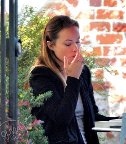  Goes to a cafe in Westwood, CA [June 9, 2011]