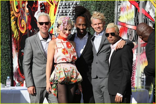  Gwen Stefani: Zuma Wears a строп, слинг