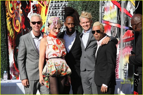 Gwen Stefani: Zuma Wears a Sling