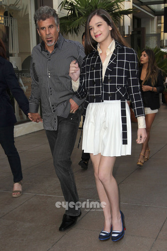  Hailee Steinfeld and Her Dad Have cena at the Grove, June 9
