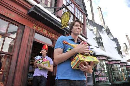  James and Oliver Phelps revisit Wizarding World of HP