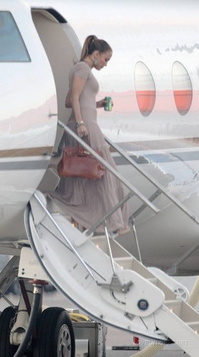  Jennifer - Arriving in Лондон - June 09, 2011