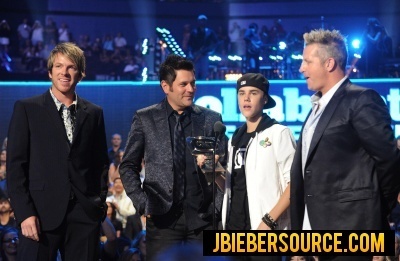  Justin Bieber Recieving his Award for CMT muziek Awards