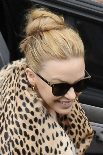  Kylie Minogue wears a leopard print casaco to greet her Sydney fãs before her "Aphrodite" show