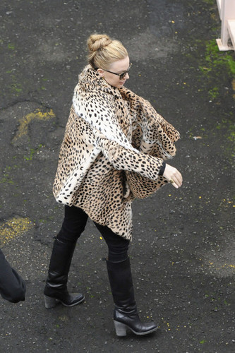 Kylie Minogue wears a leopard print kanzu, koti to greet her Sydney mashabiki before her "Aphrodite" onyesha