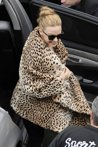  Kylie Minogue wears a leopard print kanzu, koti to greet her Sydney mashabiki before her "Aphrodite" onyesha