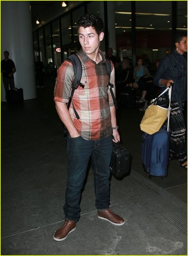 Nick Jonas: LAX Landing