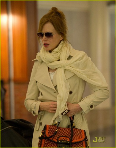 Nicole Kidman: LAX Stylish Arrival!