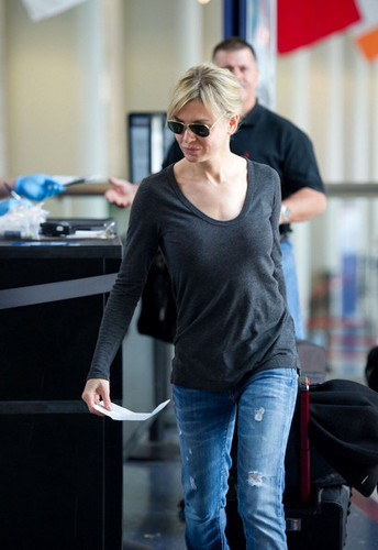  Renee Zellweger prepares to depart from LAX Airport.