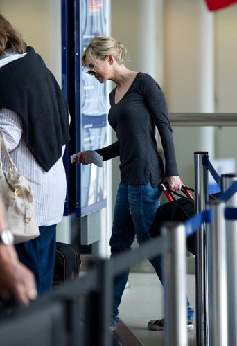  Renee Zellweger prepares to depart from LAX Airport.