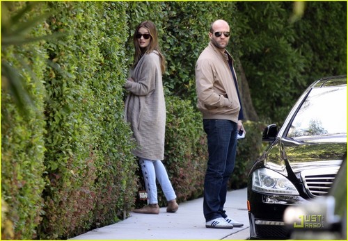  Rosie Huntington-Whiteley and her boyfriend Jason Statham peek into the bushes of a دوستوں ہوم
