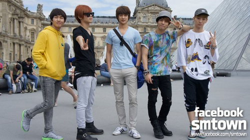  Shinee in front of Museum Louvre