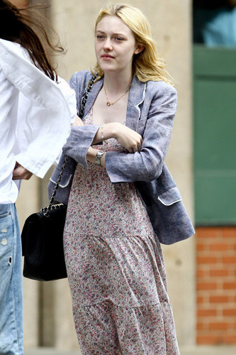  Dakota Fanning arrives at her hotel without makeup on, wearing a longflowing floral print dress