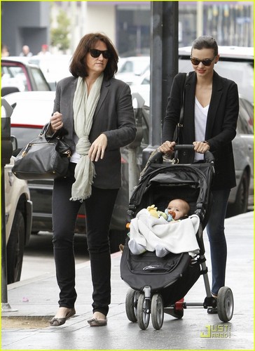  Miranda Kerr: Lunch tarehe with Mom & Flynn!