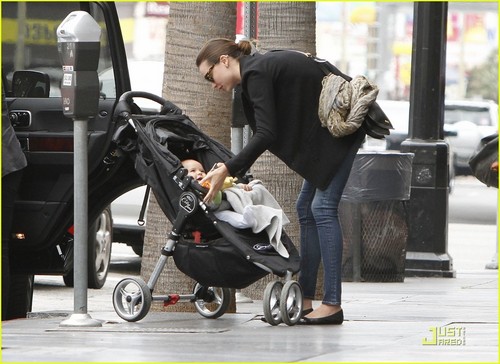 Miranda Kerr: Lunch 날짜 with Mom & Flynn!