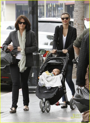  Miranda Kerr: Lunch tanggal with Mom & Flynn!