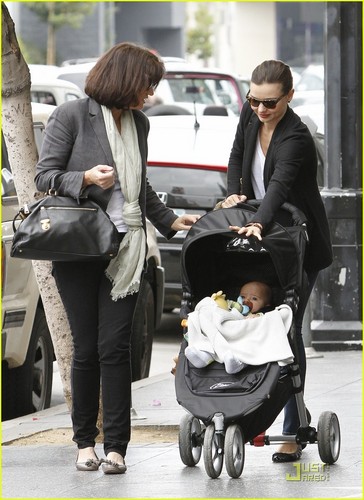  Miranda Kerr: Lunch तारीख, दिनांक with Mom & Flynn!