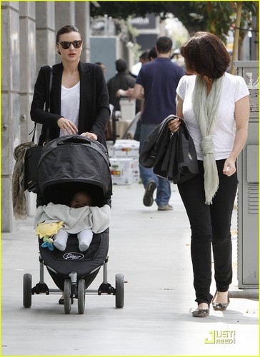  Miranda Kerr: Lunch data with Mom & Flynn!