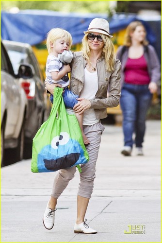  Naomi Watts: Sunny Afternoon with Samuel!