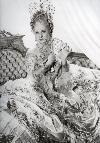  Norma Shearer as Marie Antoinette,
