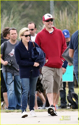  Reese Witherspoon: Deacon's calcio Game with Ryan Phillippe!
