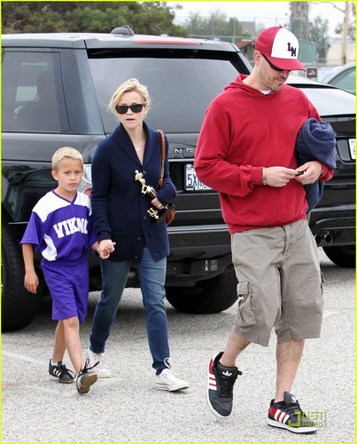  Reese Witherspoon: Deacon's Футбол Game with Ryan Phillippe!