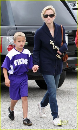  Reese Witherspoon: Deacon's calcio Game with Ryan Phillippe!