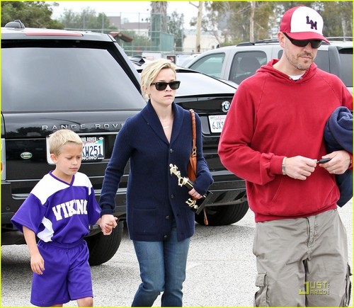  Reese Witherspoon: Deacon's 足球 Game with Ryan Phillippe!